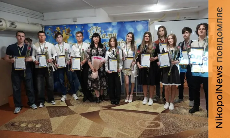 Нова відзнака міста-героя Нікополя: 87 найкращих випускників отримали нагороду