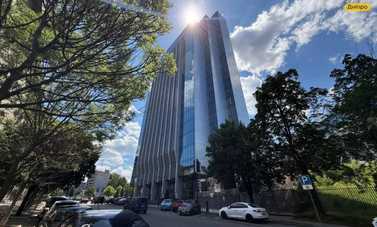 Arena Tower: архітектурна перлина нічного Дніпра