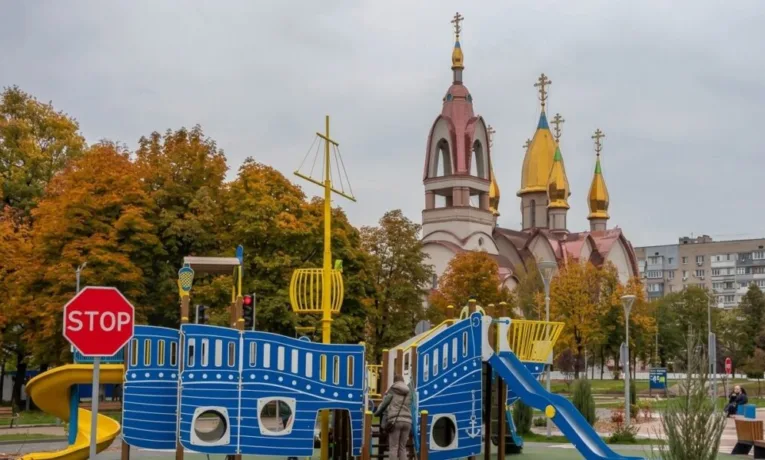 Діти у Дніпрі відмили сквер від вандалів