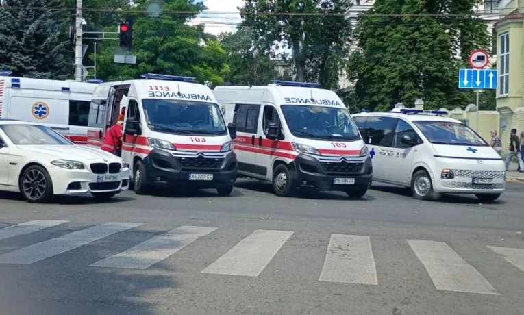 ДТП у центрі Дніпра: мотоцикліст врізався у швидку