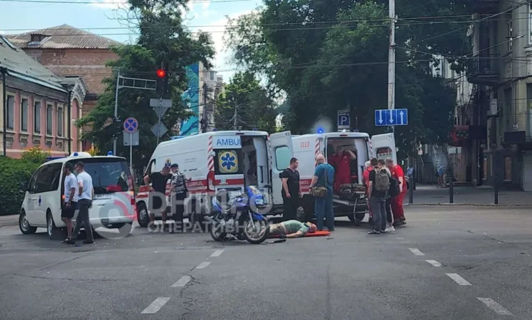 ДТП у Дніпрі: мотоцикліст врізався у швидку допомогу