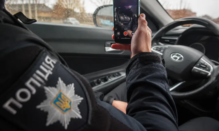 У Дніпрі чоловік перевдягнувся в поліцейського заради відео: чим це закінчилося