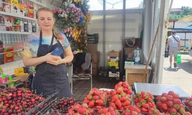 Нікополь і Марганець забезпечують Запоріжжя черешнею та полуницею