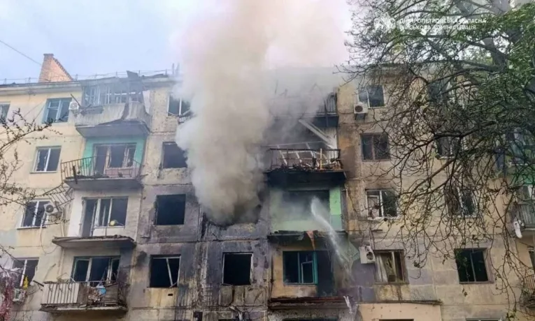 У Павлограді після ворожої атаки палає багатоповерхівка