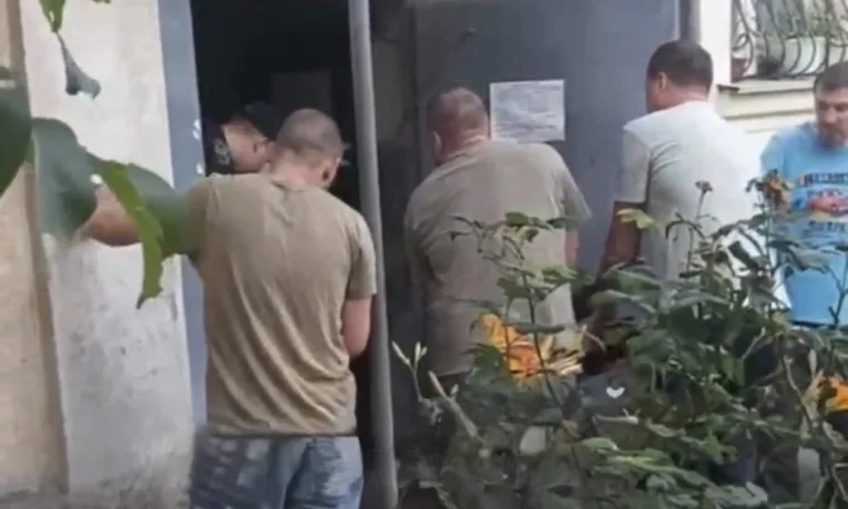 Лось у під’їзді: київські рятувальники виносили велетня