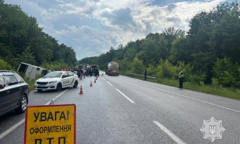 На Хмельниччині перекинувся автобус із дітьми до Болгарії