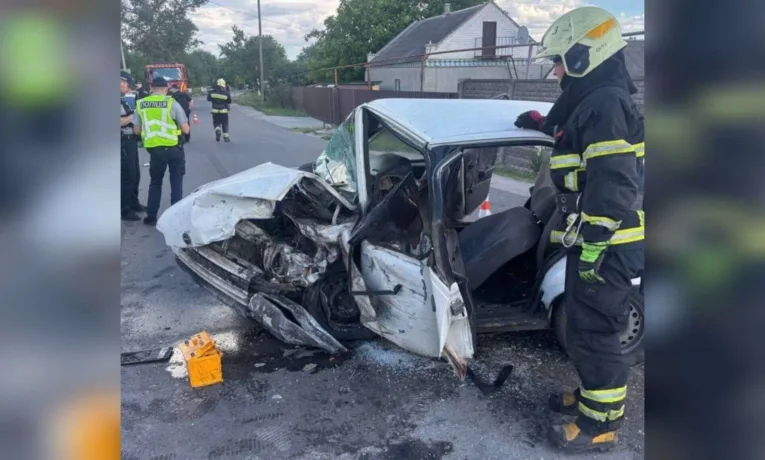 Серйозна ДТП у Дніпрі: авто перетворилося на брухт