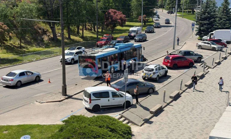 Масштабна аварія в Дніпрі: зіткнення Subaru з тролейбусом та іншими транспортними засобами