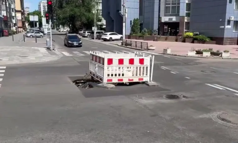 У центрі Дніпра утворилося небезпечне провалля