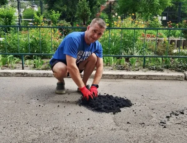 У Дніпрі мешканці самотужки відремонтували розбиту дорогу