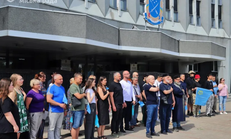 У Дніпрі підняли кримськотатарський прапор на знак єдності