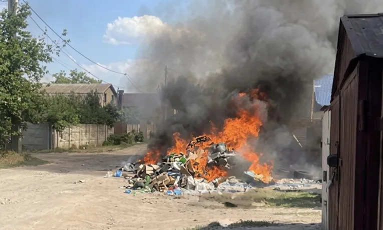 У Кривому Розі водій сміттєвоза влаштував пожежу на дорозі