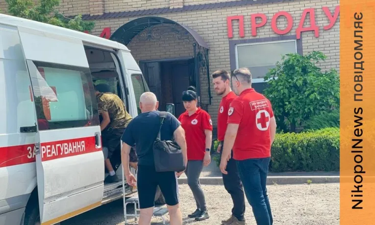 Евакуація з Нікопольщини: волонтери Червоного Хреста допомогли чоловікові та чотирьом дітям