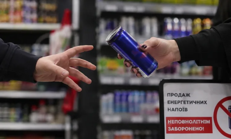 В Україні планують штрафувати за продаж енергетиків