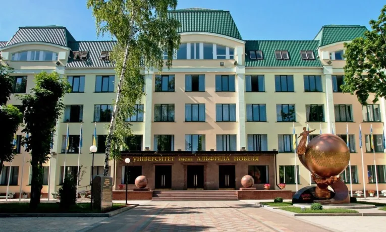 Виш з Дніпра увійшов у ТОП-10 приватних університетів