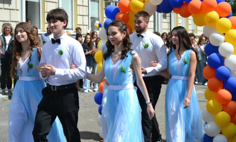 Як випускники елітного ліцею Дніпра відсвяткували фінал