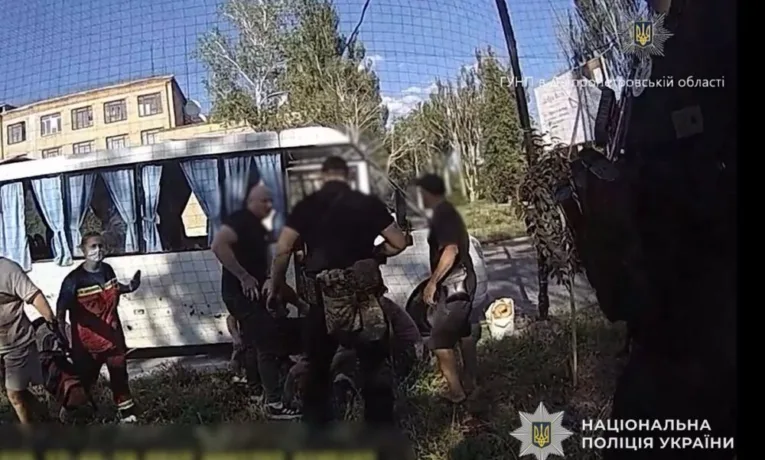 Атака на автобус у Марганці: поліція показала кадри порятунку