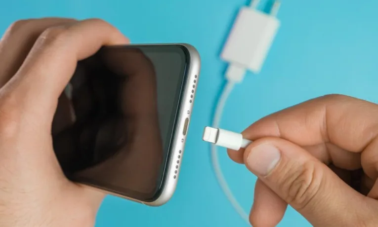 Чи безпечно заряджати смартфон дешевим USB-кабелем?