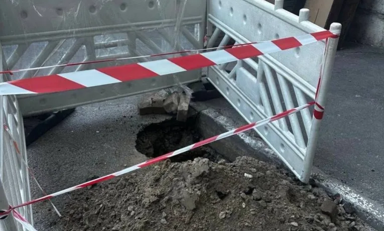 Дорожні провалля у Дніпрі: де з’явилися нові ями