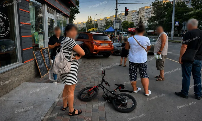 ДТП у Дніпрі: авто влетіло у генератор на проспекті Героїв