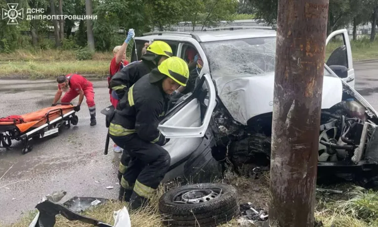 ДТП у Дніпрі: Mercedes врізався в електроопору