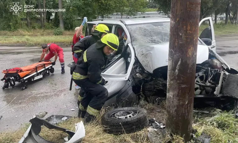 ДТП у Дніпрі: водій Mercedes врізався в електроопору
