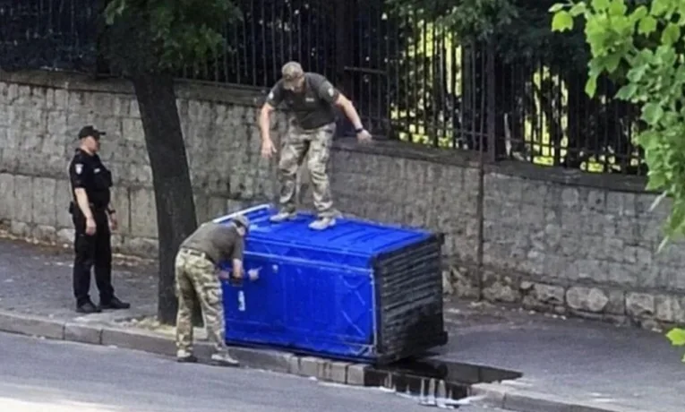 Фейк про ТЦК у Кривому Розі: чому фото з біотуалетом — ШІ
