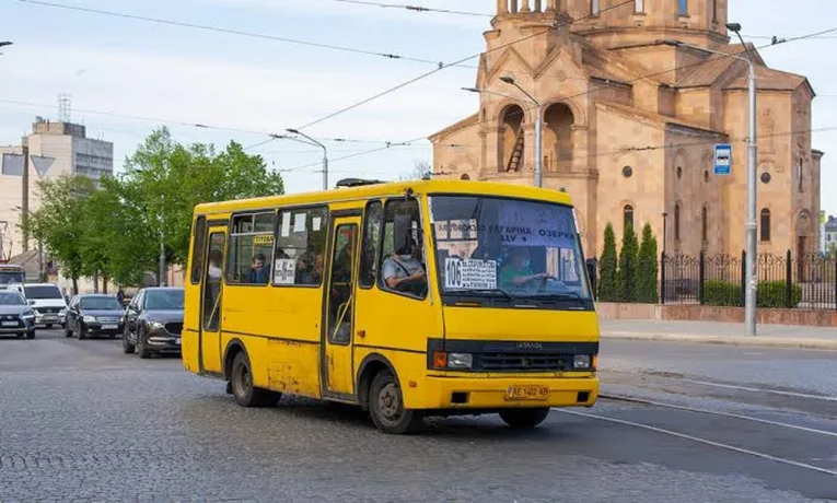 Конфлікти з водіями маршруток у Дніпрі: скарги пенсіонерів