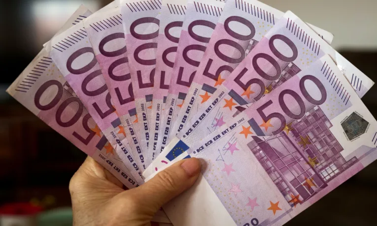 Купюри 500 євро зникають: чи варто хвилюватися українцям