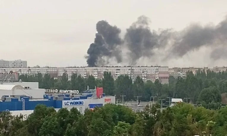 Масштабна пожежа у Дніпрі: на Калинівському палає гума
