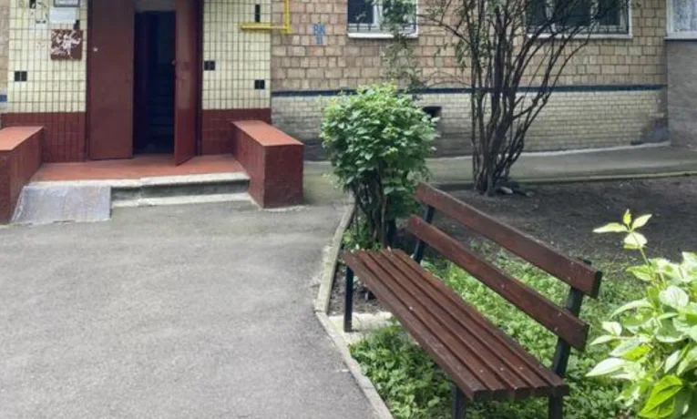 Мешканка Дніпра відсудила в ОСББ кошти за демонтаж лавки