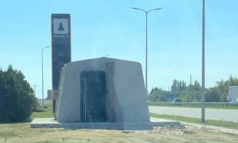 На АЗС Дніпра встановлюють захисні бетонні укриття