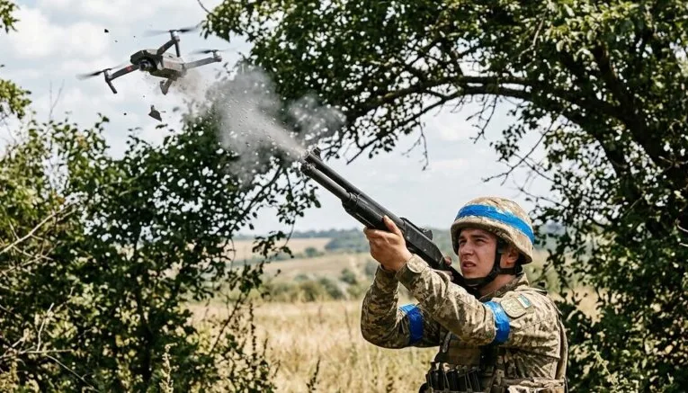 На Донеччині командир збив ворожий дрон із дробовика
