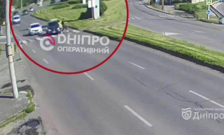 На Набережній Заводській пішохід ледь не загинув під авто