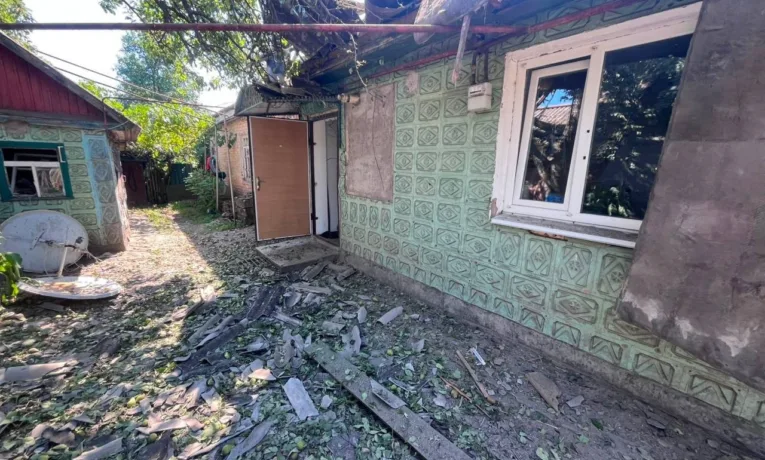 Наслідки ворожої атаки на Дніпровський район: є поранені