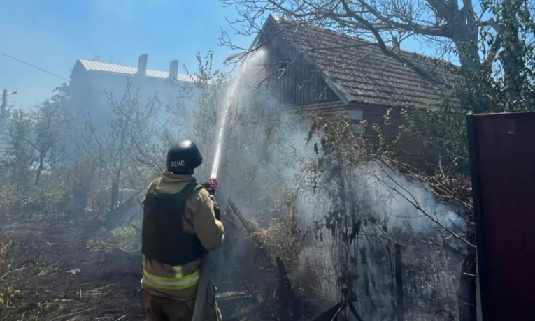 Наслідки ворожих обстрілів Дніпропетровщини: четверо поранених