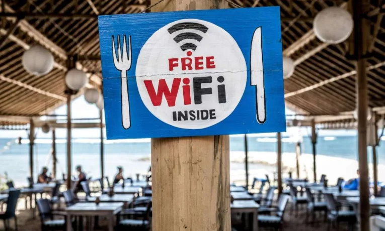 Небезпека публічного Wi-Fi: як захистити свої гроші
