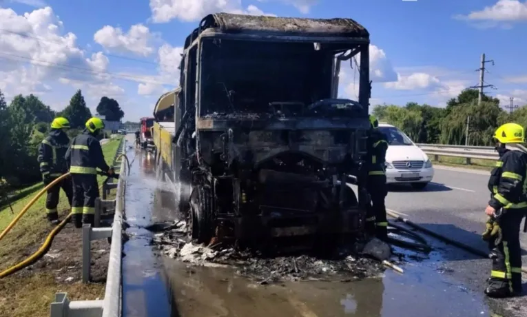 Під Дніпром на ходу спалахнула вантажівка Renault