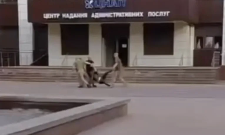 Скандал у Кам’янському: ТЦК затримали чоловіка силоміць