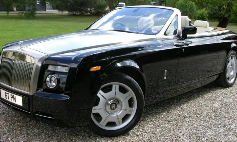 У центрі Дніпра помітили елітний Rolls-Royce за 10 млн грн
