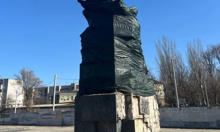 У Дніпрі демонтують пам'ятник комунарам на лівому березі