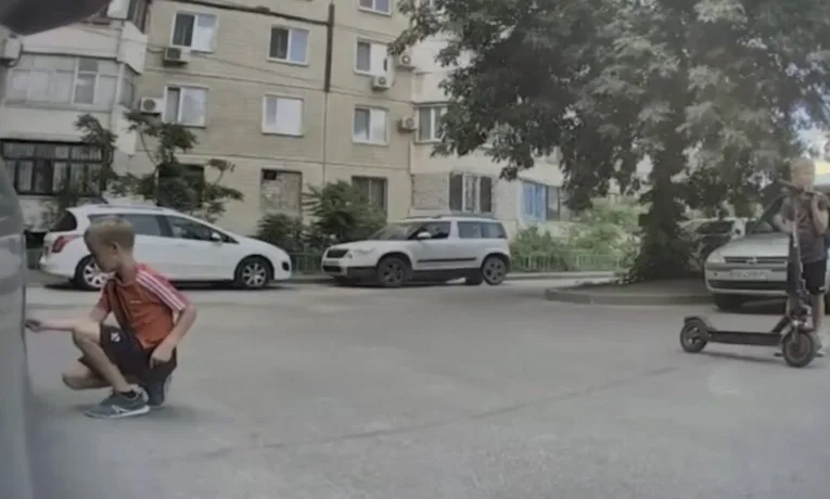 У Дніпрі діти масово знімають ковпачки з коліс авто