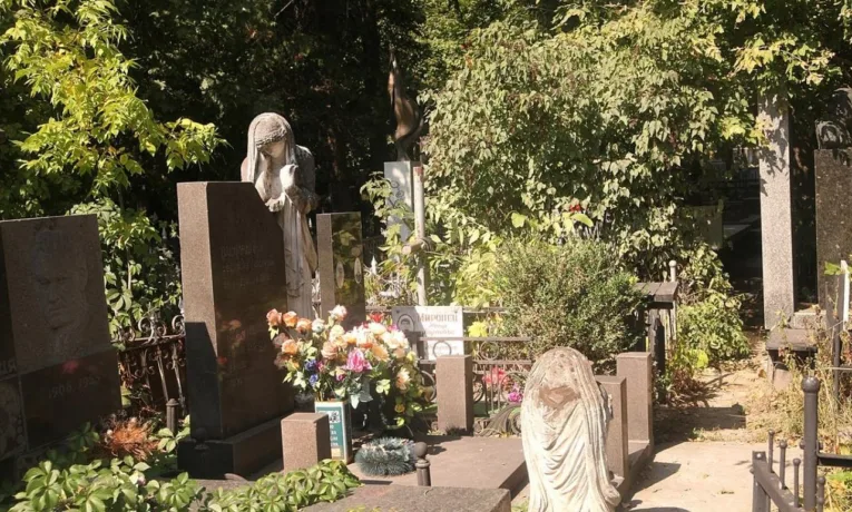 У Дніпрі на прибирання кладовищ витратять 17 млн грн