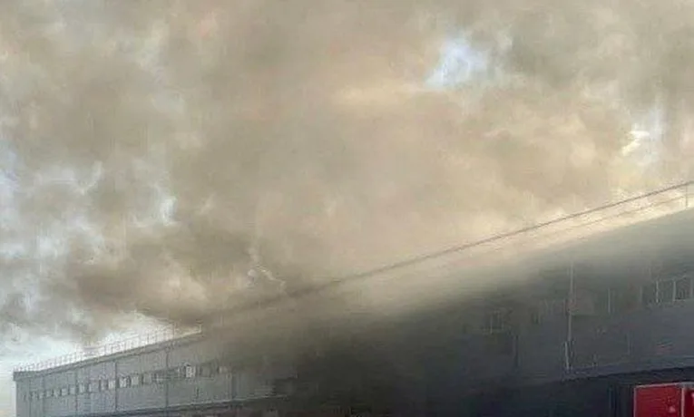 У Дніпрі після ворожої атаки спалахнув логістичний термінал