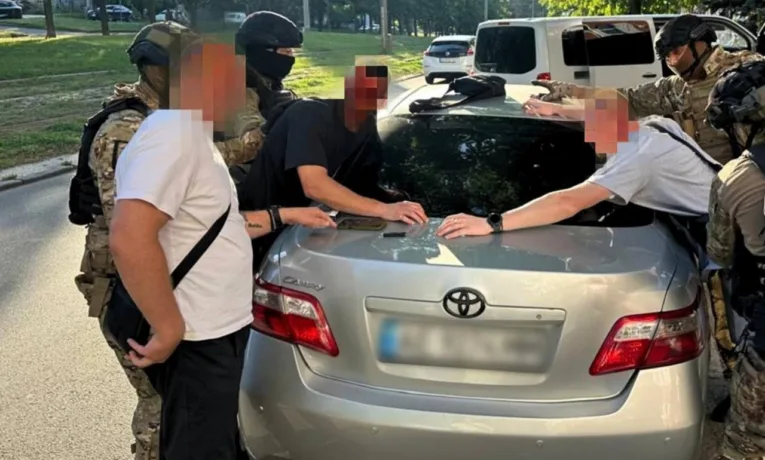 У Дніпрі троє чоловіків пограбували волонтера на 11 тисяч доларів