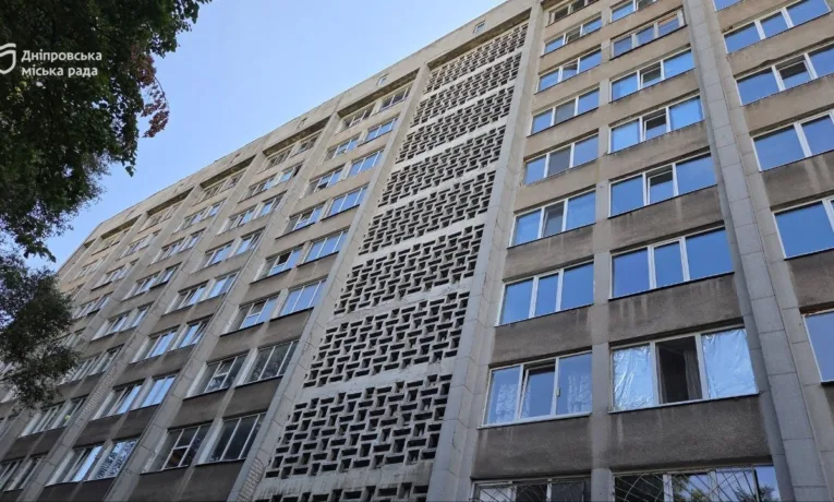 У Дніпрі відновлюють гуртожитки після обстрілів