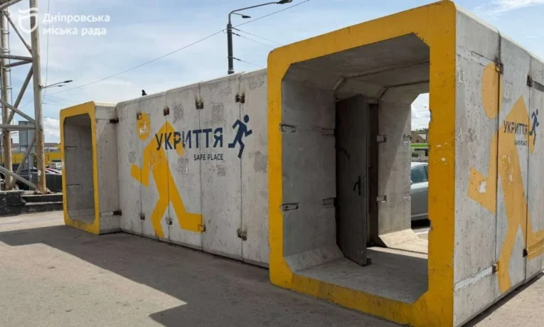 У Дніпрі відновлюють модульні укриття після вандалів