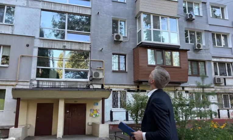 У Дніпрі відновили будинок після російського обстрілу