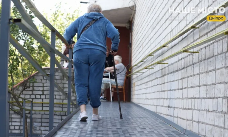 У Дніпрі за програмою співфінансування встановили пандус
