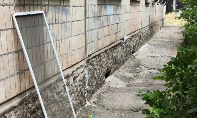 У Кривому Розі дитина випала з вікна через москітну сітку